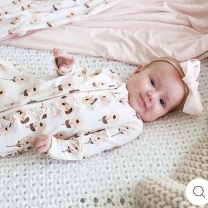 VERA'S VINTAGE FLORAL RUFFLE ZIPPER FOOTIE 3-6